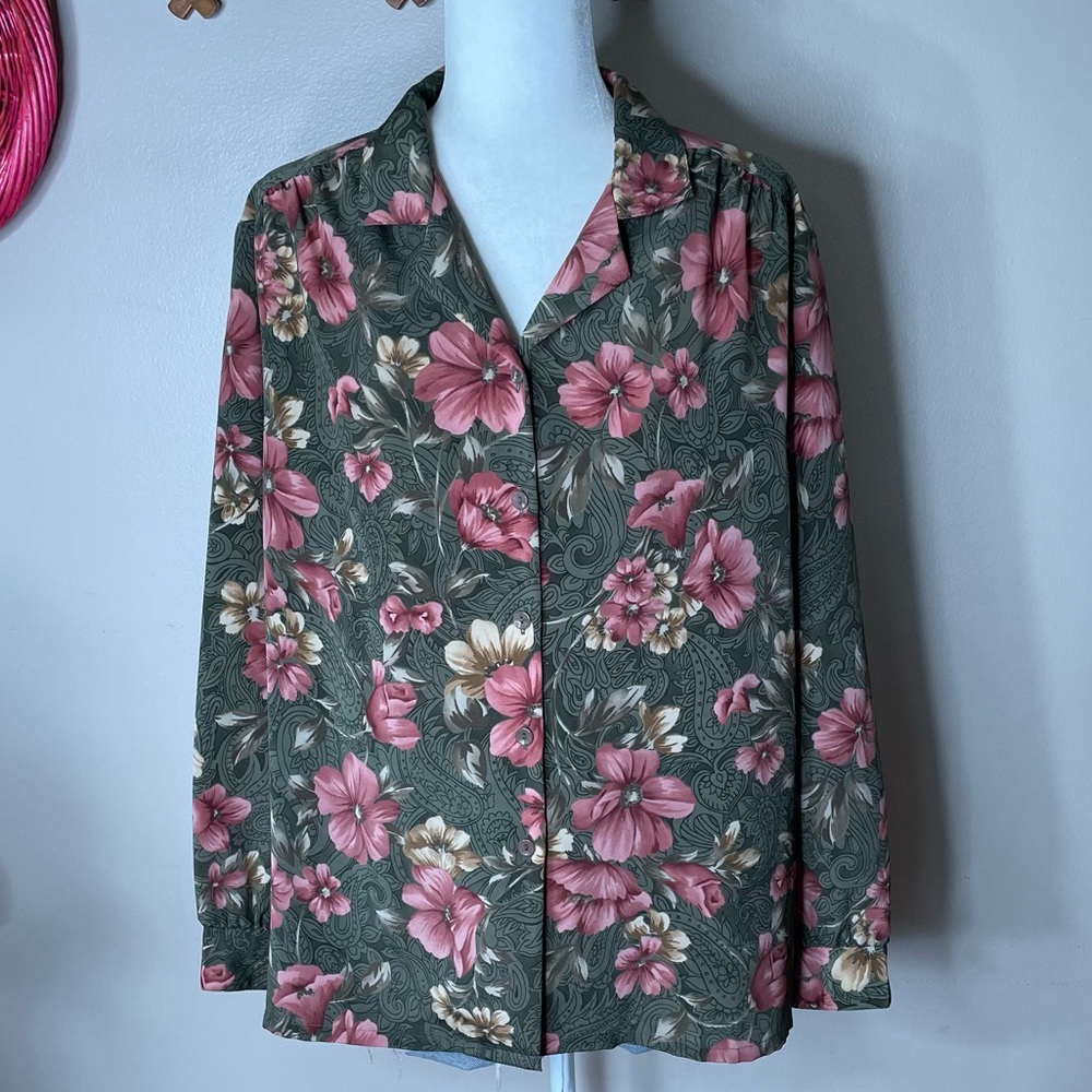 5/$25 Vintage long sleeve button down floral top